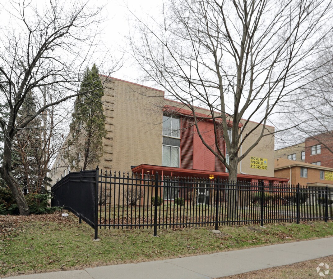 Photo - 3118-3124 W Wells St