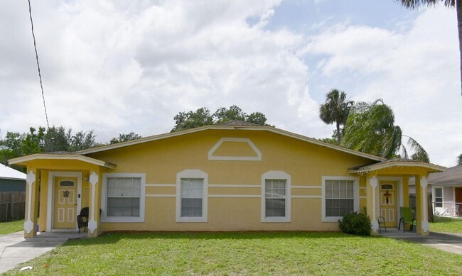 Building Photo - 4 Bedroom 2 Bath