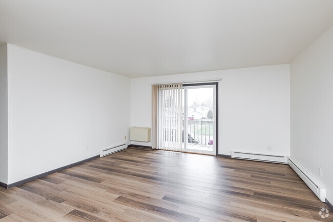 2BR, 1BA - 950SF - Living room - Canterbury Court Apartments