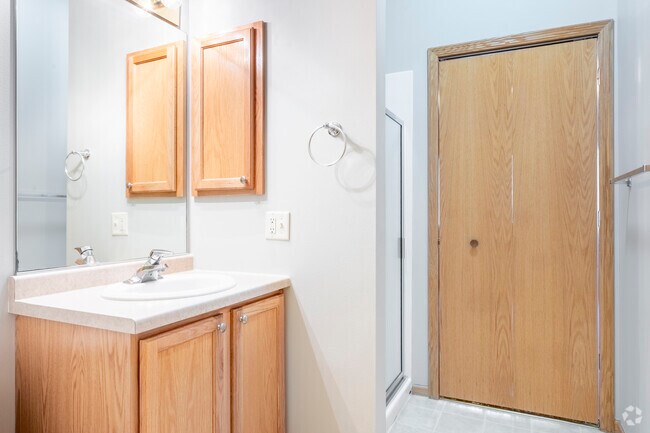 2BR, 2BA - 1080SF - Bathroom