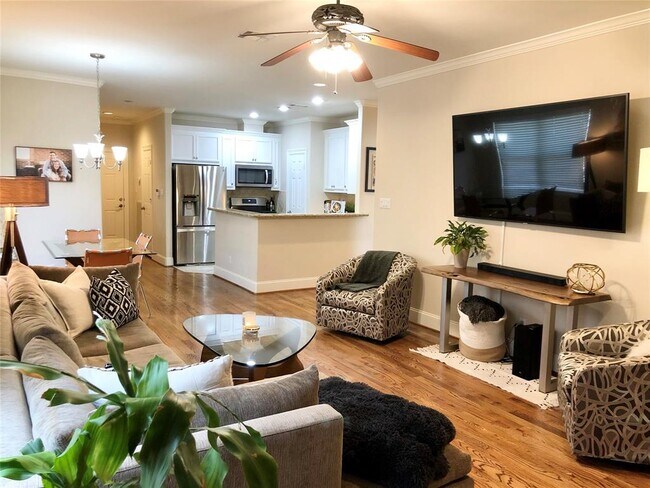 Photo - 319 W 10th St