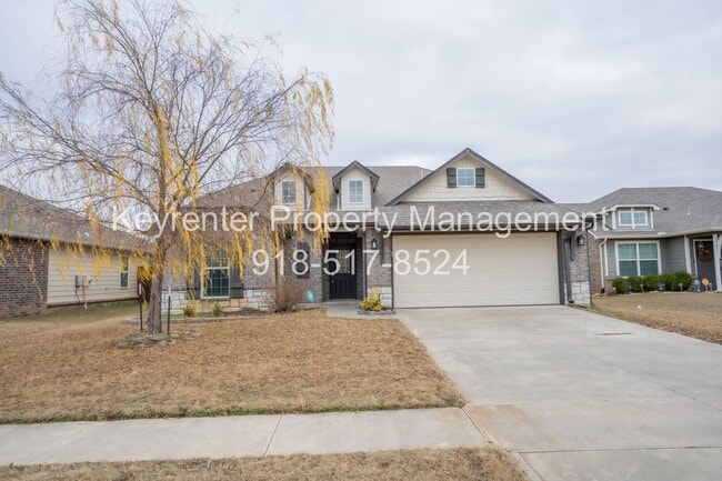 Building Photo - 4 bed/2 bath!