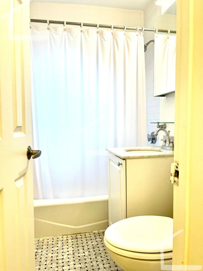 Photo - Beautiful Renovated 1 bed unit for 9/1/2025.