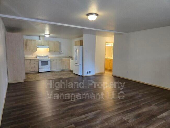 Photo - 1063 NE B St
