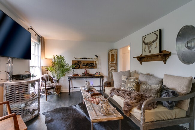 Photo - 101 Carnavon Pky Unidad B