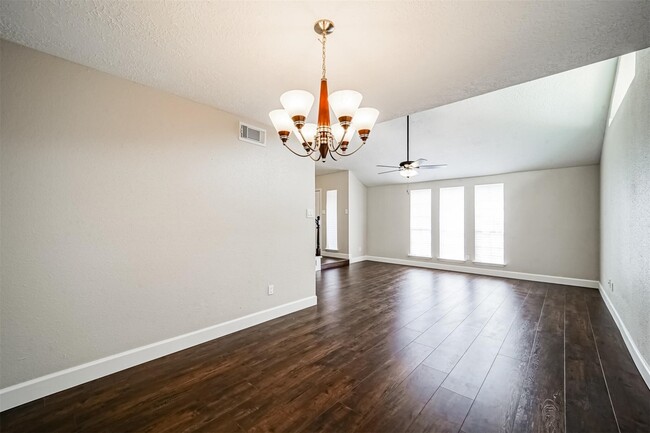 Photo - 16974 Cairntosh St