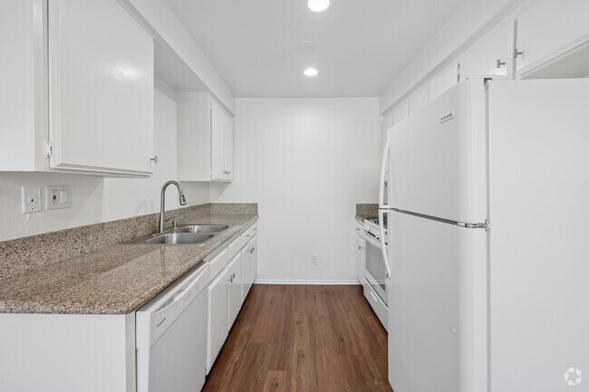 2BR, 1BA - 860SF - Kitchen