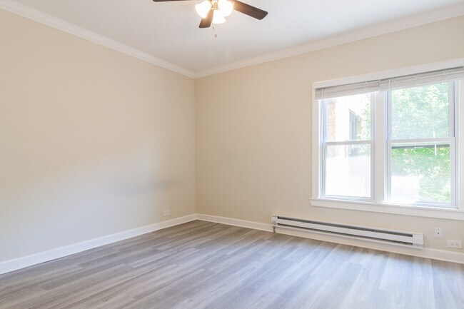 Photo - 730 W Roscoe St