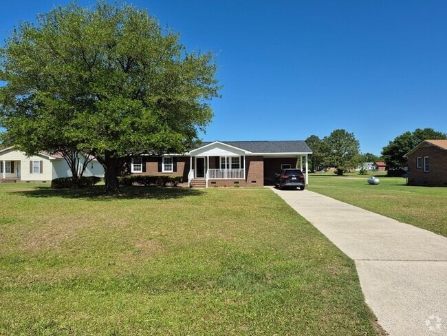 Building Photo - Recently Remodeled 3 Bedroom, 2 bath house.