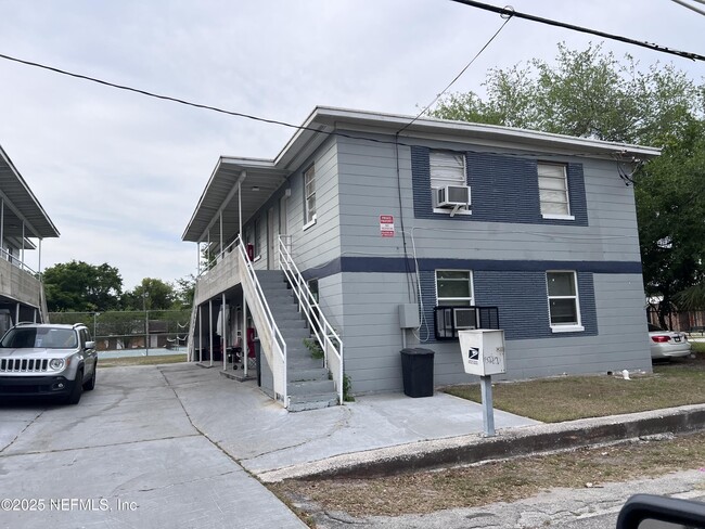 Building Photo - 232 Chelsea St Unit B1 Rental