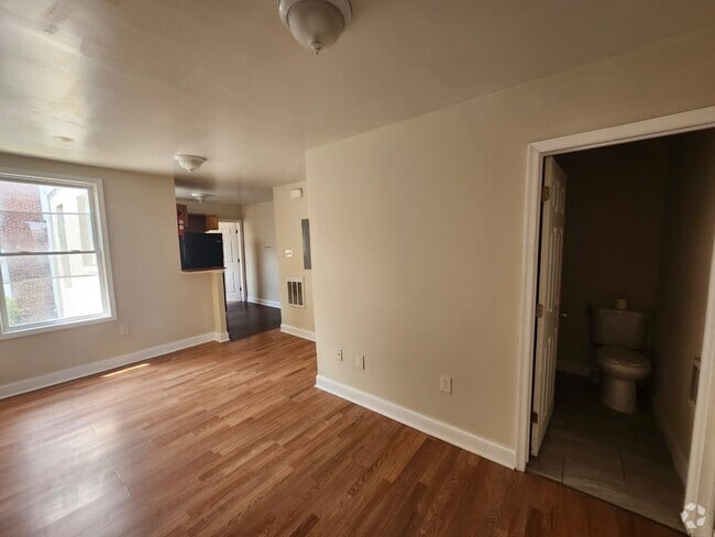 Building Photo - 2326 N Marshall St Unit apt 2