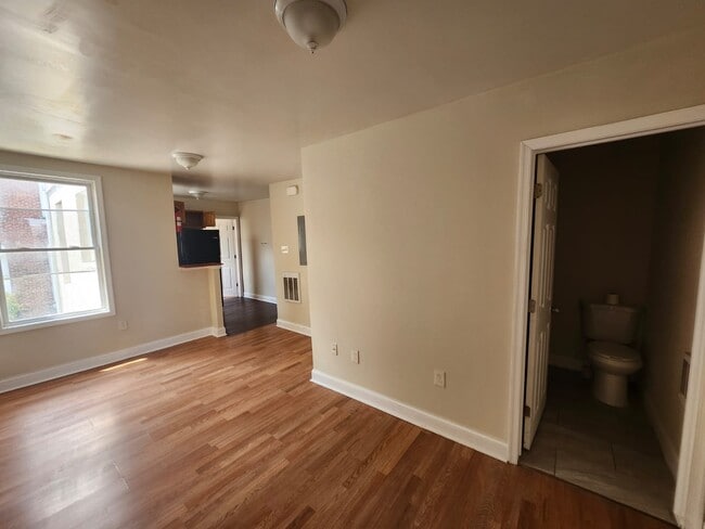 Building Photo - 2326 N Marshall St Unit apt 2