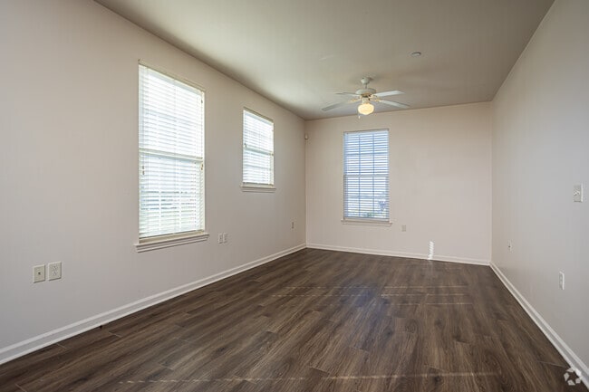 1BR, 1BA - 696SF - Sala de estar/comedor