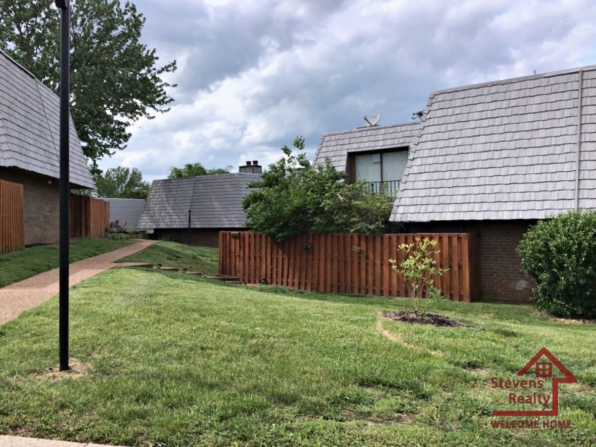 Photo - 136 Cedarwood Ln