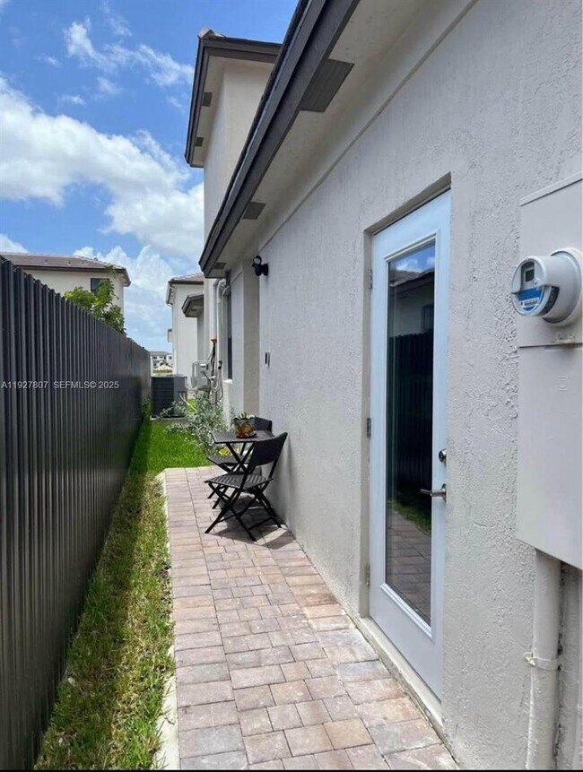 Building Photo - 12950 SW 229th Ter Unit 2