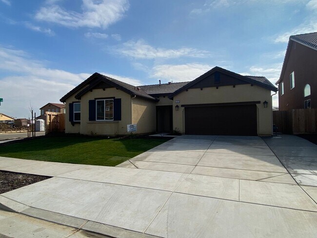 Photo - 4 Bedroom home located in Northside Visalia! Available Soon!