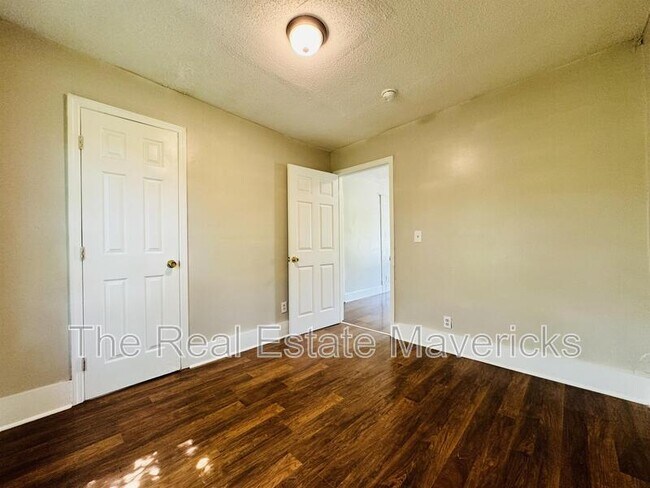 Photo - 2204 Robbins St