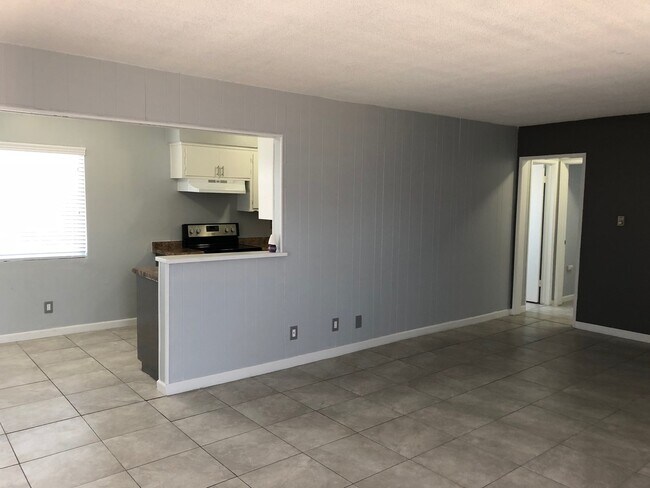 Beautiful 2 bedroom 1 bath apartment centr... - Beautiful 2 bedroom 1 bath apartment centr... Unidad 09