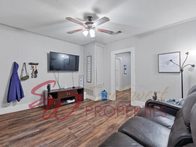 Photo - Cozy 2 bedroom on corner lot with privacy fenced backyard