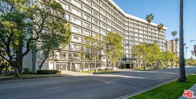 Building Photo - 100 S Doheny Dr Unit 209