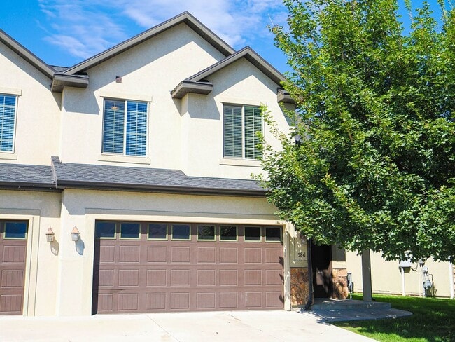 Building Photo - Beautiful 3-Bed, 2-Bath Townhome in Americ...
