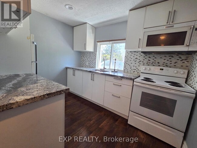 Photo - 2021 Edinburgh Dr