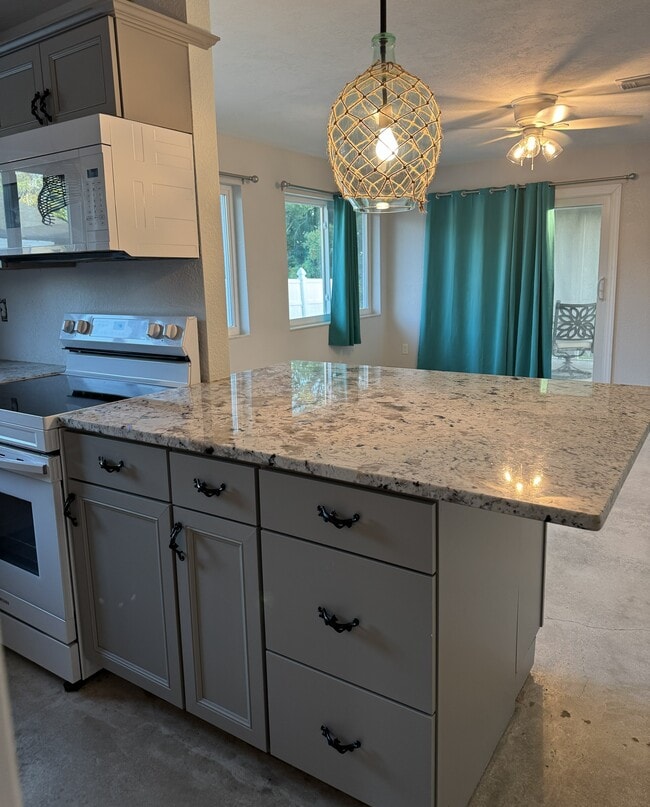 Breakfast bar - 11297 Summerwinds Ct