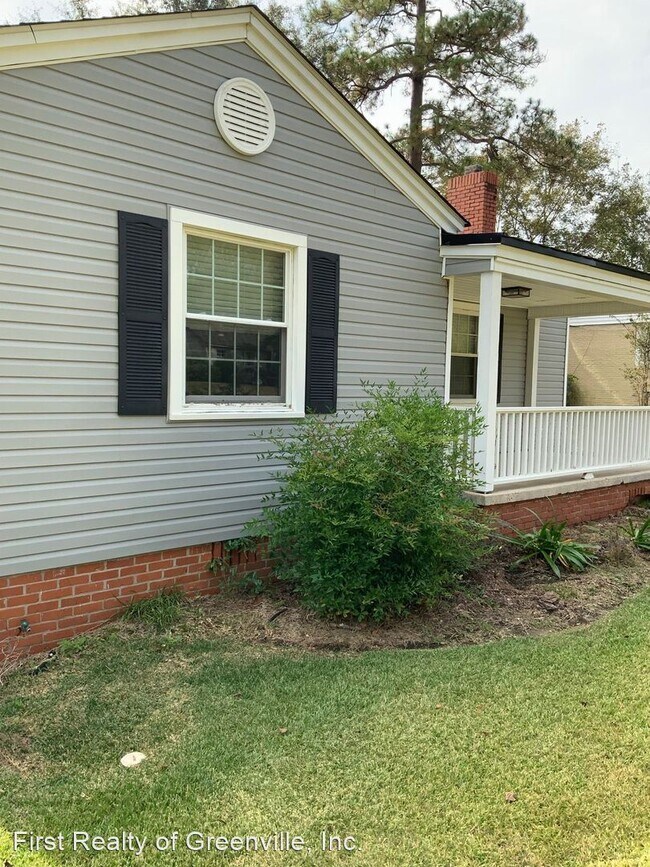 3 br, 2.5 bath House - 303 Country Club Dr. - 3 br, 2.5 bath House - 303 Country Club Dr.