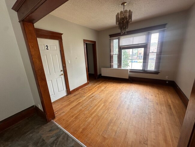 Building Photo - 834 University Ave W Unit 2 Rental