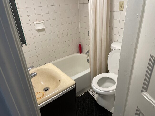 Photo - 686 Parker St