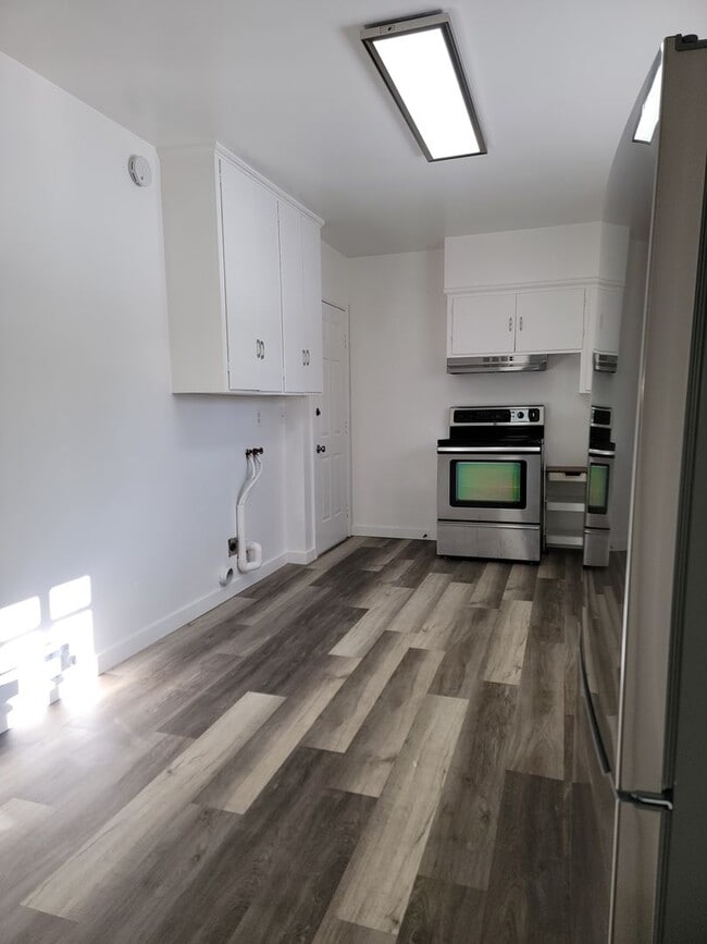 Photo - Newly Updated Modern 3 Bedroom, 1 Bathroom Apartment for Rent in Shelley with Garage! By Real Pro... Unidad 347 Center