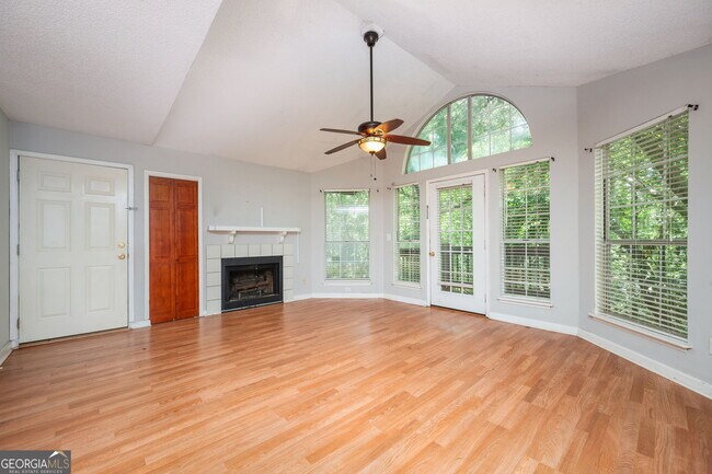 Photo - 915 Wentworth Ct