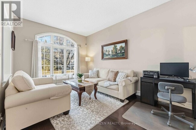 Photo - 734 Rolling River Crescent