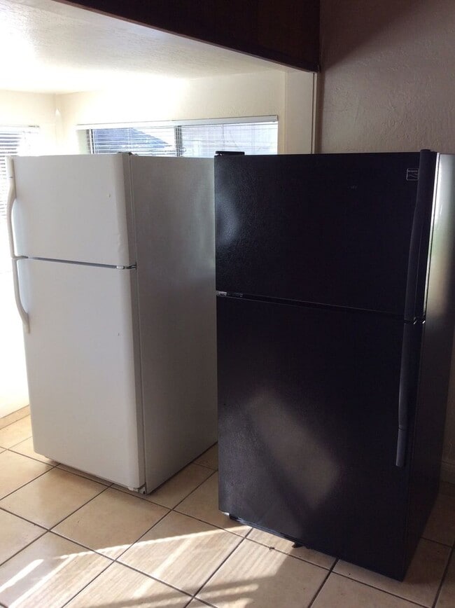 Photo - 824 W 1st St