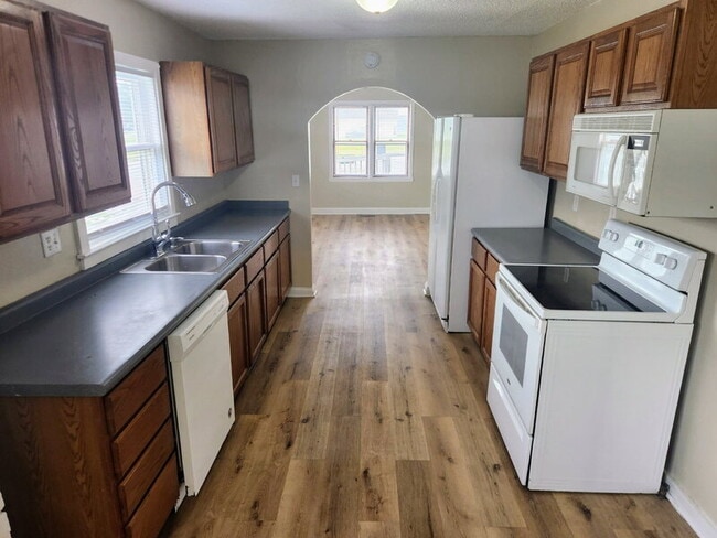 Photo - 103 Railroad St SE