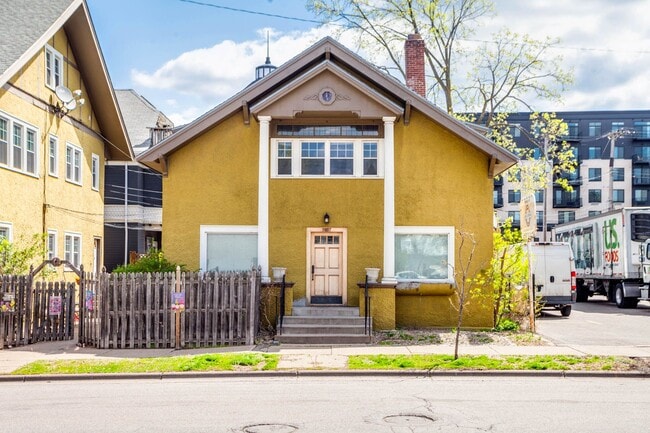 Building Photo - 3007 Irving Ave S Unit 1