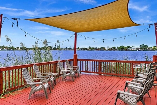 Building Photo - Beautiful 3-Bedroom, 2-Bath Villa with Lak...