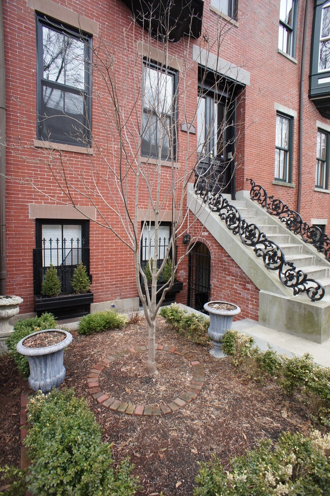 Building Photo - 216 W Springfield St Unit #3