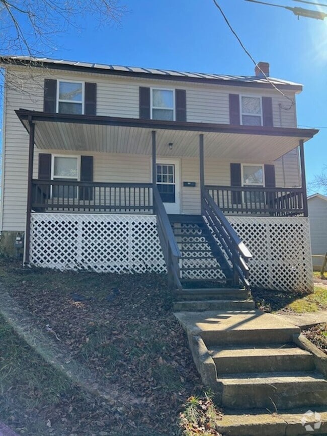 Building Photo - Single Family House in Town