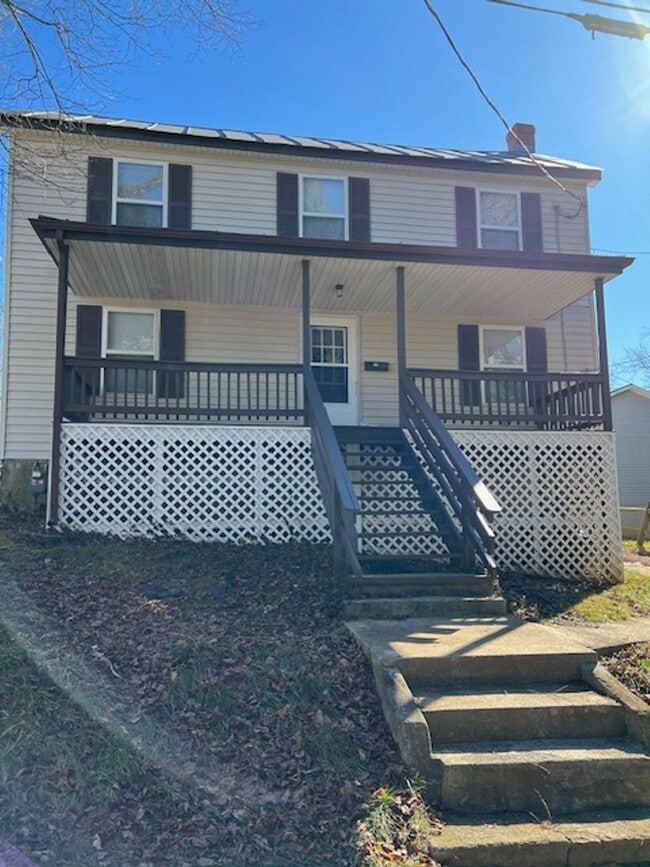 Single Family House in Town - Single Family House in Town