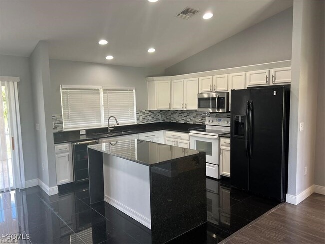 Photo - 2910 25th St W