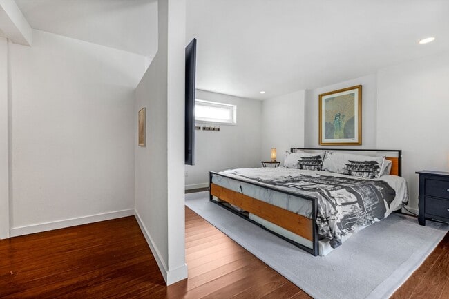 Photo - 2 bed 1.5 bath houseboat on Lake Union