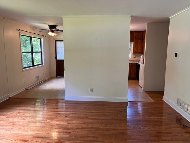 View from front door looking toward kitchen. - 1405 Southland Vista Ct NE