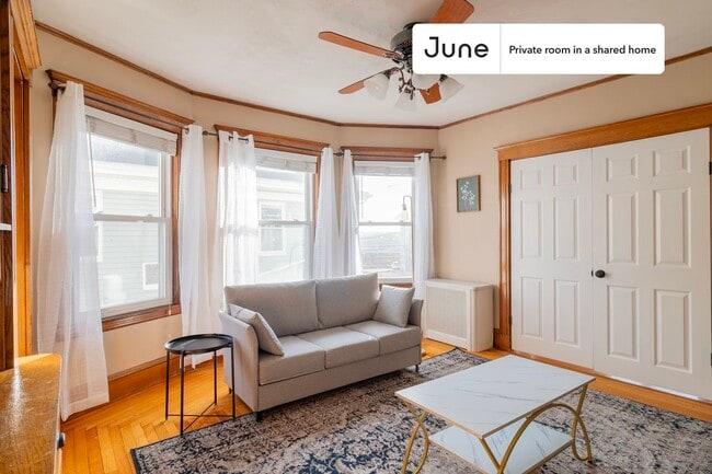 Room in Shared 5 bed/2 bath home in Medford