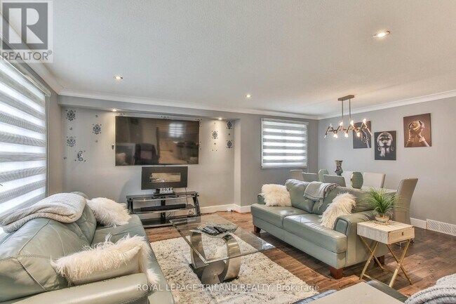 Photo - 17 Beechbank Crescent Unit Main