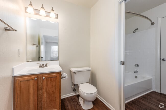 2BR, 1.5BA - 910SF - Bathroom