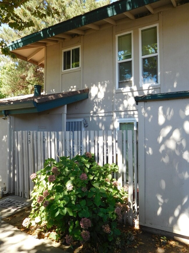 Building Photo - 2 bedroom, 1 1/2 bath, Roundtree Court in the Greenhaven area