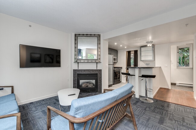 Photo - 887 Helmcken St