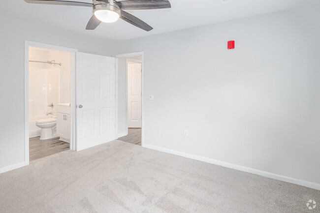 2BR, 2BA - 1,006SF Renovated - Bedroom