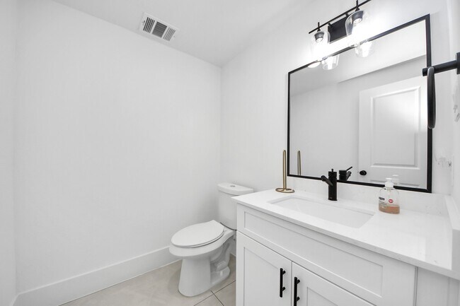 Photo - 4806 Cochran St